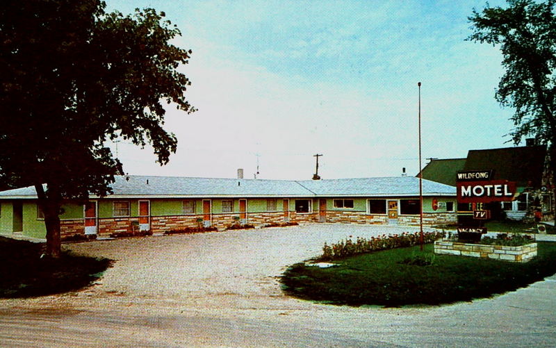 Wildfong Motel (Watsons Motel) - Old Postcard